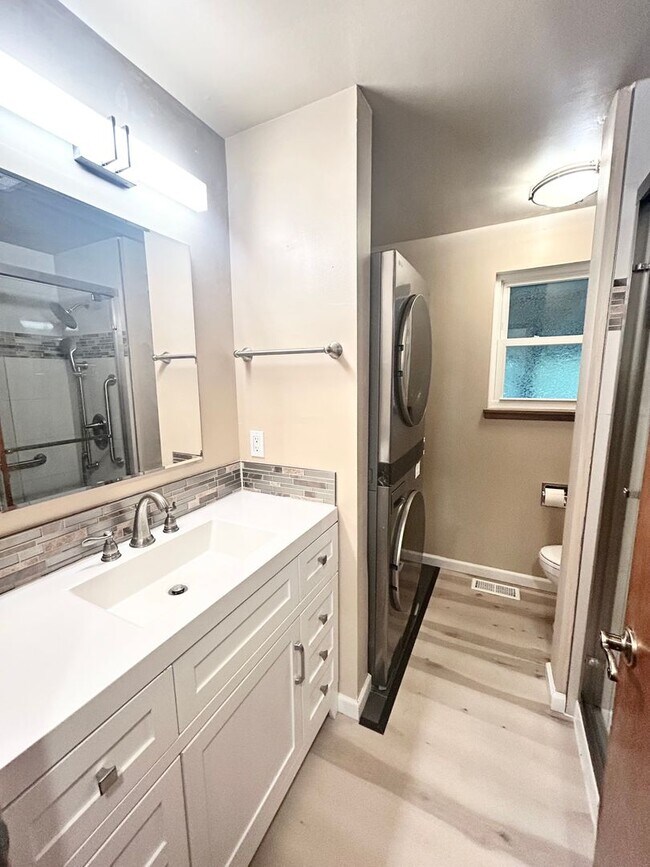 Building Photo - Beautiful Garden Entrance 4 bedroom home in Seattle, minutes away from major highways.