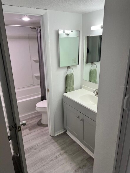 Building Photo - 1100 Martinique Dr