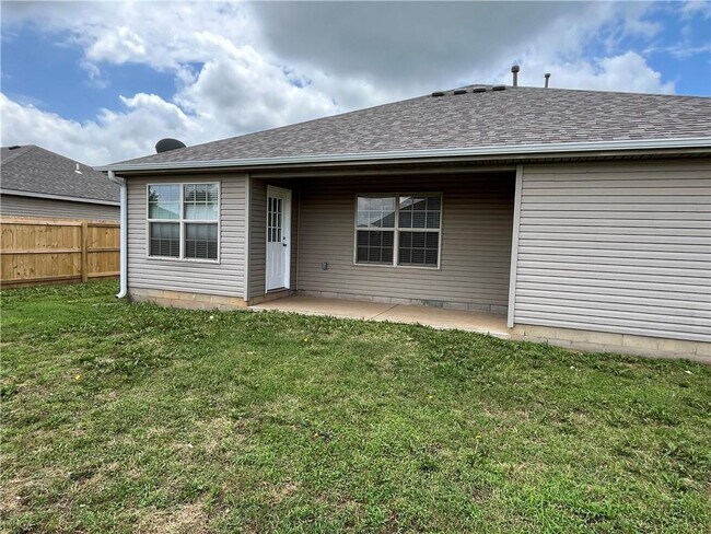 Building Photo - 201 Willow Dr