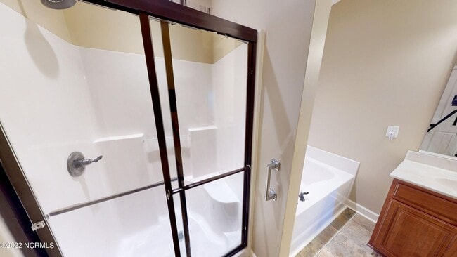 Building Photo - CHARMING ROSEWOOD HOME! 3 BR 2 BA w/ FENCE...