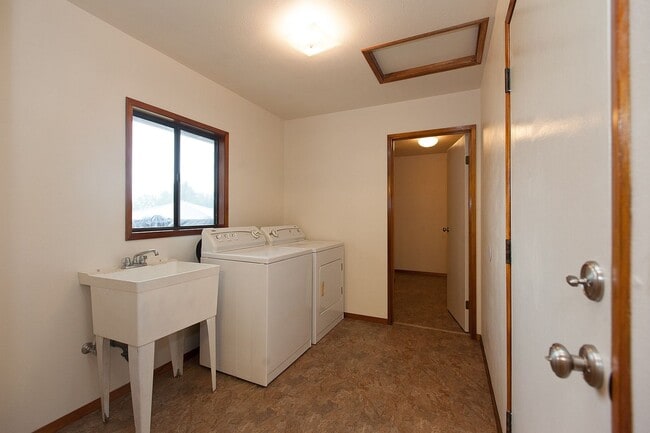 Building Photo - LOVELY 3BD 2.5BA HOME in KURTISTOWN