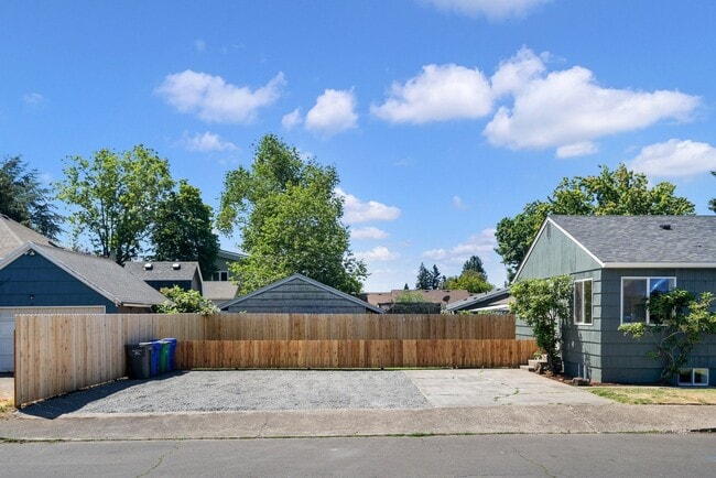 Building Photo - Beautiful 4 bedroom, 2 bathroom home in Lents Neighborhood!