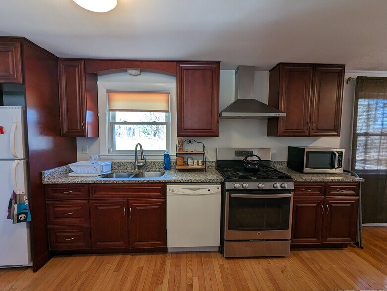 Kitchen - 32 Dean Rd
