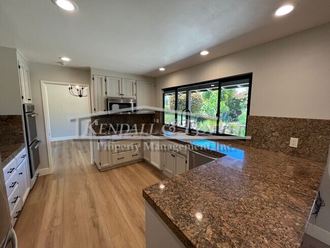 Building Photo - Beautifully Remodeled 4 Bed/2 Full Bath + ...
