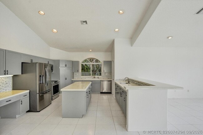 Building Photo - 11340 Lakeshore Dr