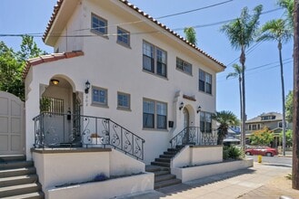 Building Photo - Great upstairs bungalow in Hillcrest with one car garage!