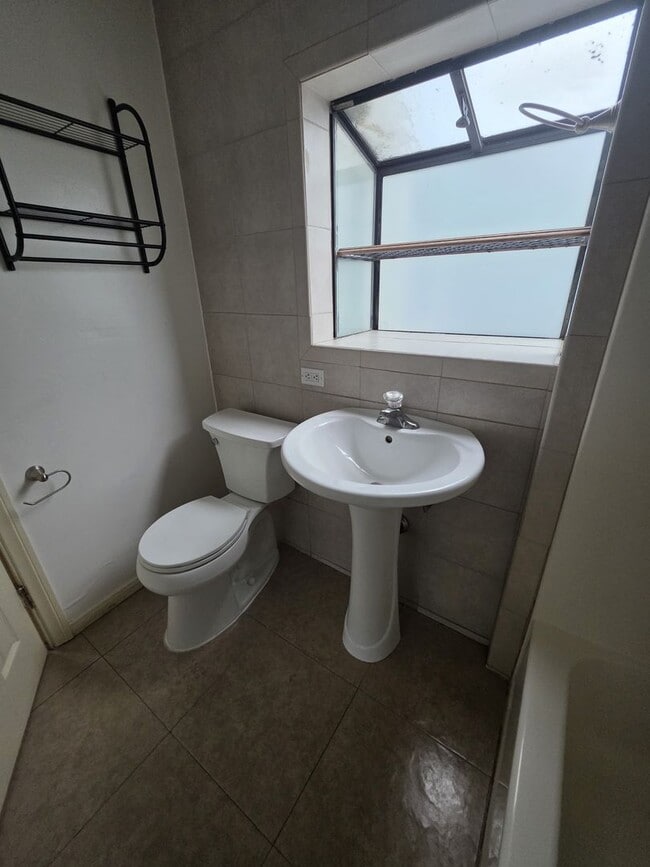 Building Photo - 2072