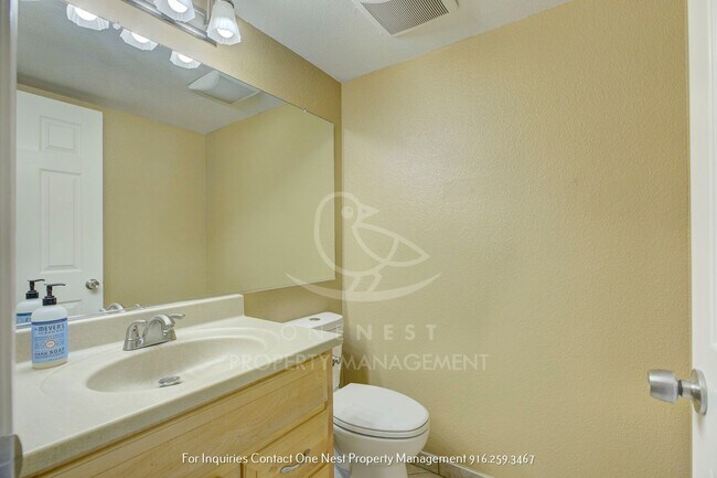 Building Photo - Heart of Roseville, 3 bedroom townhome wit...