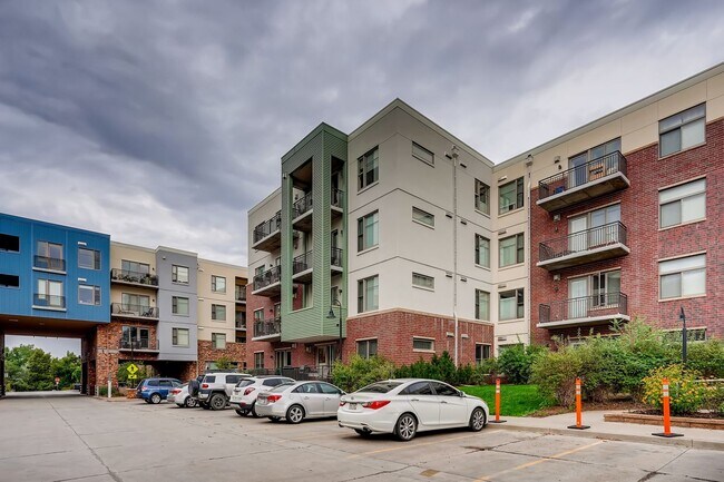 Building Photo - 2BDR Condo w/ AMAZING private patio & amenities!