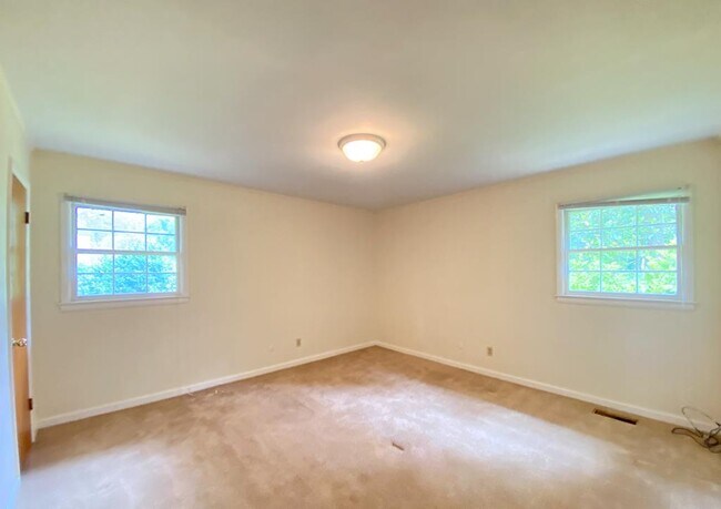 Building Photo - 140 Tuxedo Dr