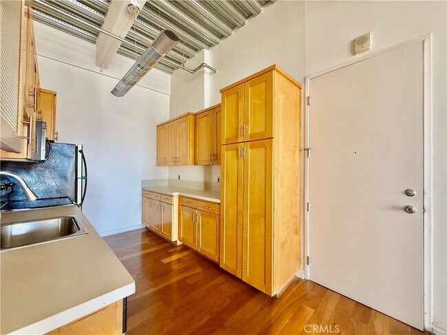 Building Photo - 312 W 5th St