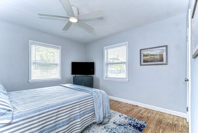 Building Photo - 1922 55th St S