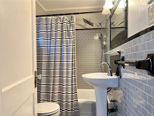 Building Photo - 1596 Mercer Ave