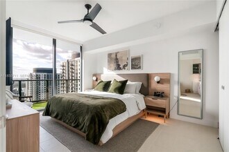 Building Photo - 601 NE 1st Ave