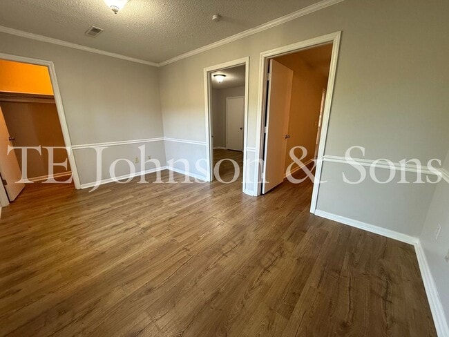 Building Photo - Charming 3-Bedroom with Fireplace & Modern...