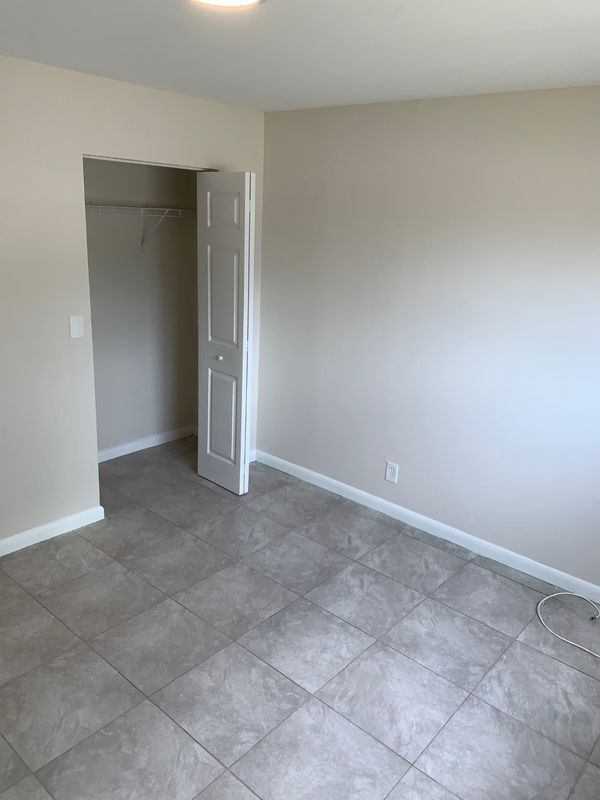 Building Photo - 1121 W River Dr