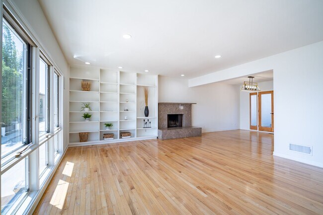 Building Photo - COMING SOON 4-bedroom, 4 bath unit in the desirable Los Feliz