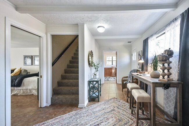 Building Photo - 1001 W Hackberry Ave