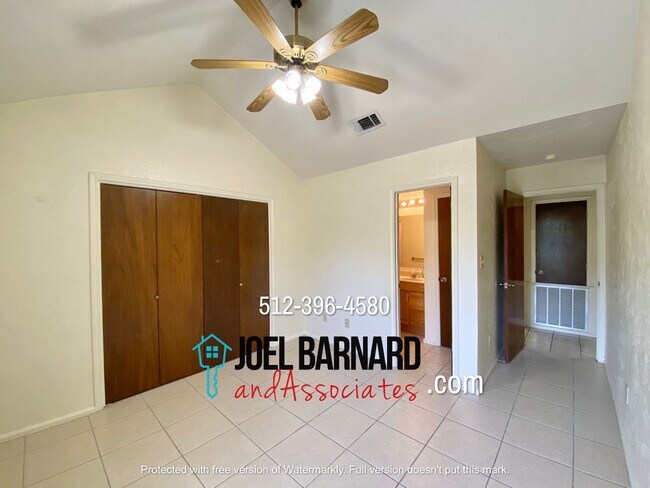 Building Photo - Available January 10: 3 Bedroom, 2 Bath Stand Alone Home