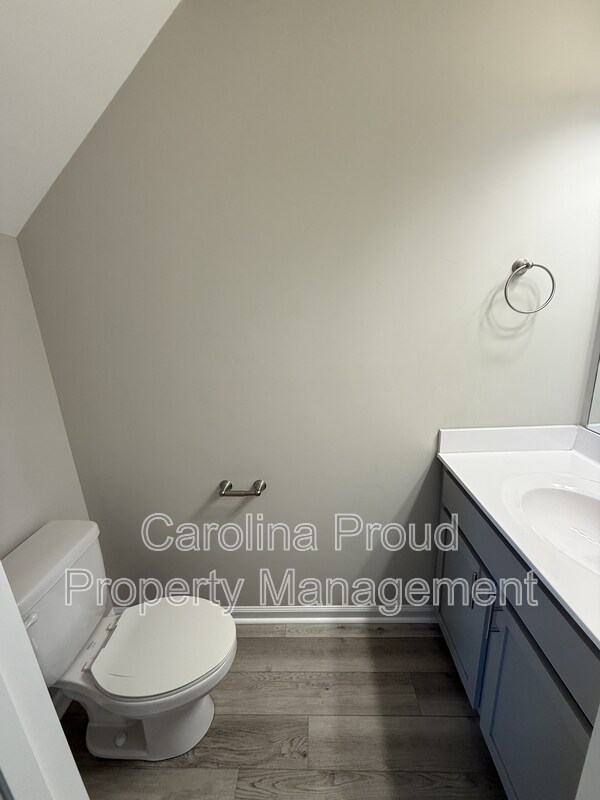 Building Photo - 321 S Pointe Dr