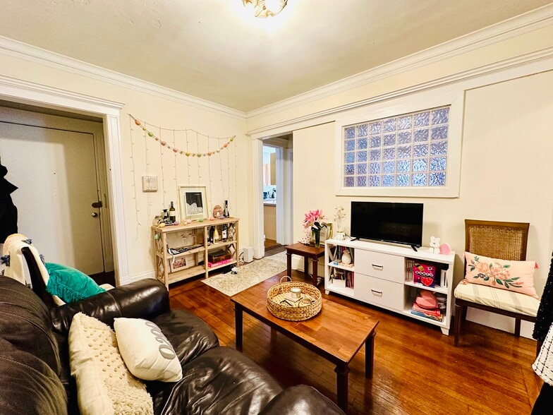 Building Photo - 458 Park Dr