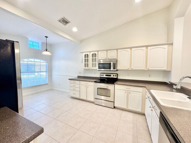 Building Photo - ** TUSCANY COVE ** 3 BED / 2 BATH - VILLA ...