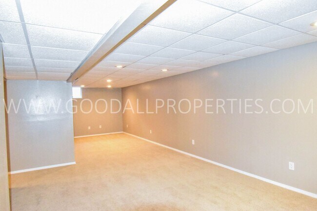 Building Photo - Spacious Home in West Des Moines. Welcome to this two-story home that offers 3 bedrooms, 2.5 bath...