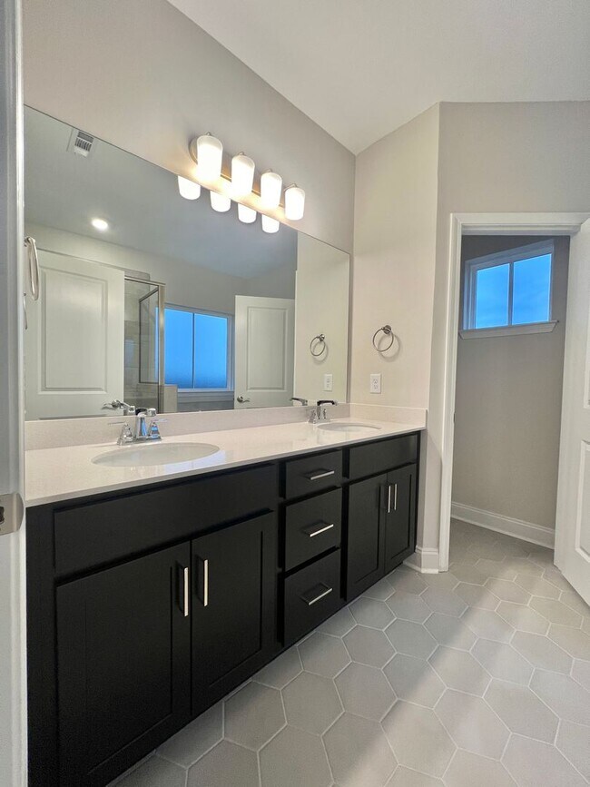 Building Photo - Like New 3 Bed, 4 Bath Townhome w/ 2 Car Garage