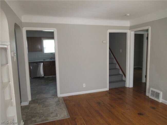 Building Photo - 5203 Maplecrest Ave