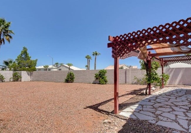 Building Photo - Single Story Gem!