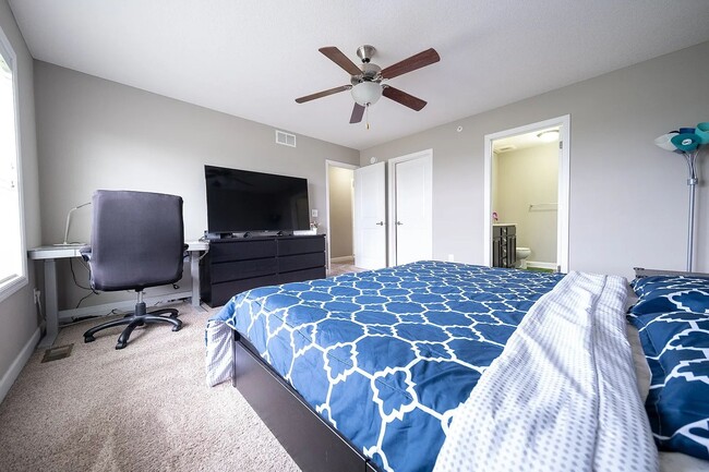 Building Photo - Rare super nice 3 bed end unit townhouse f...