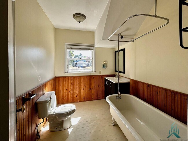 Building Photo - 413 S Main St