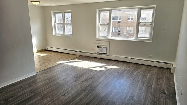 Building Photo - 2025 W Granville Ave