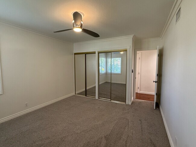 Building Photo - 1324 E Hickory Ln
