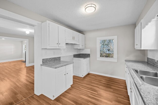 Building Photo - Newly Renovated 3 Bedroom 2 Bathroom Home