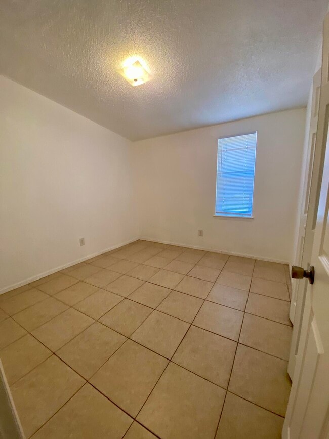 Building Photo - 10457 Omega Cir