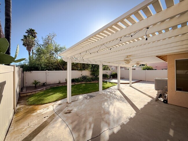 Building Photo - 40041 Zamura Ct