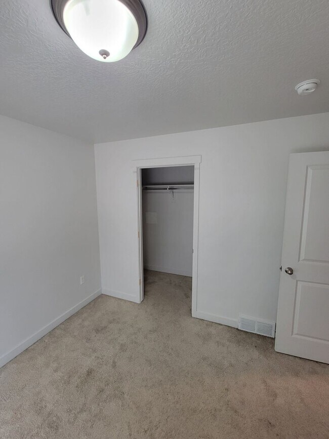 Building Photo - 4 Bedroom Town Home for Rent