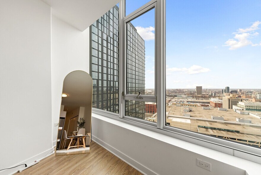 Building Photo - 720 S Wells St