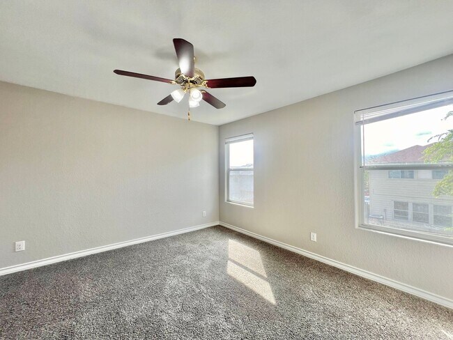 Building Photo - 5107-5109 Flipper Dr