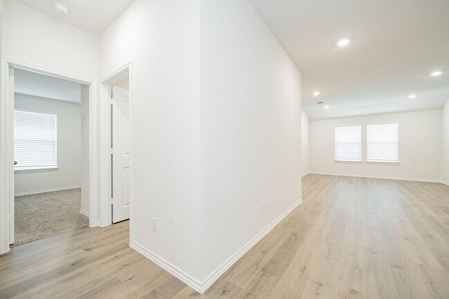 Building Photo - 2139 Thornton Dr