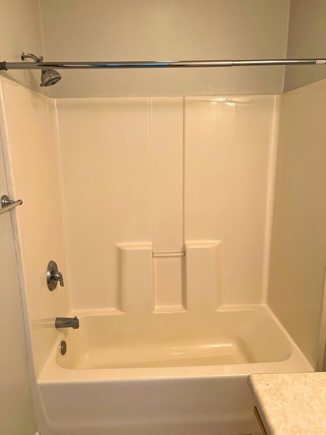 Building Photo - 3/2 centrally located!!