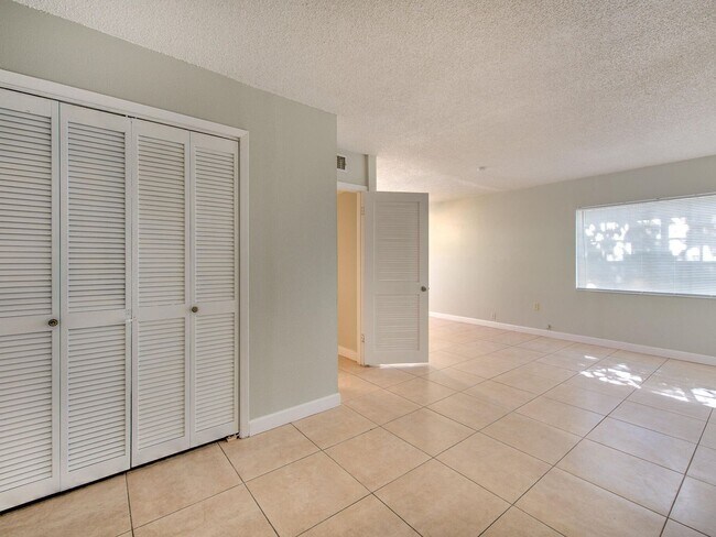 Building Photo - Very nice large 5 bedroom/3 bathroom home ...