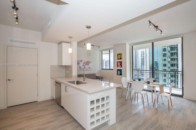 Building Photo - 999 SW 1st Ave