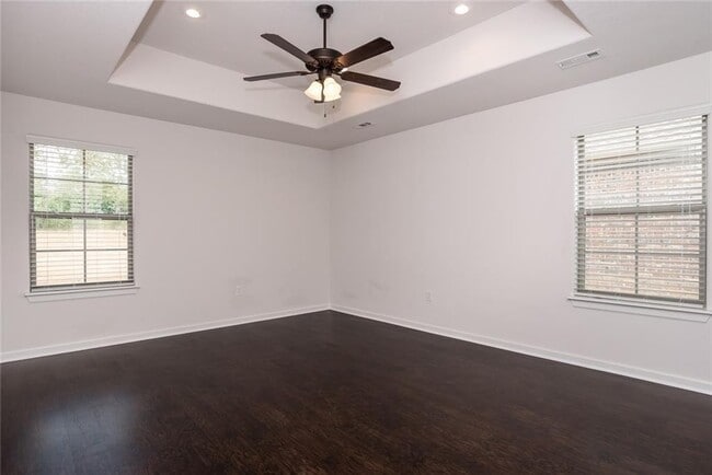 Building Photo - 105 Lion Dr N