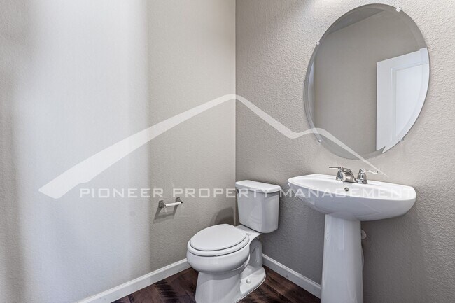 Building Photo - Gorgeous Townhouse with Washer/Dryer and C...