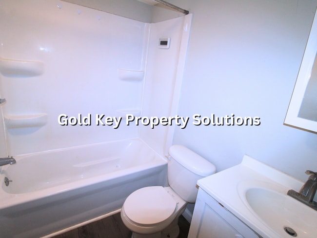 Building Photo - Adorable 3 BR 2 FULL BA House with Fenced Yard and Central Air (SECTION 8 APPROVED)