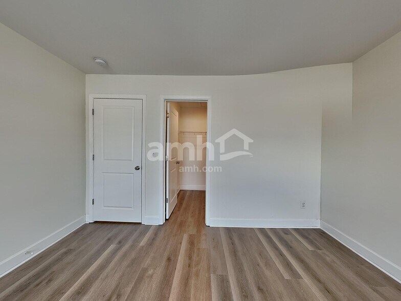 Building Photo - 5702 Lakemont Dr