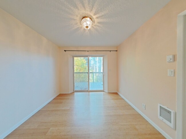 Building Photo - Huge 5 Bedroom Cabin-Style Home on 2+ Wood...