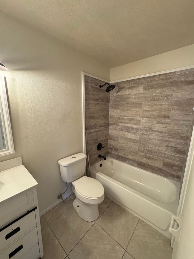 Building Photo - Spacious & Stylish Condo in Chateau DeVille – A Rare Find!